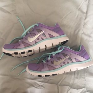 Nike fit sole tennis shoes